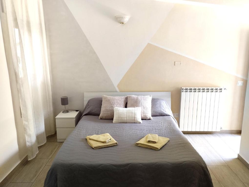 1 dormitorio con 1 cama con 2 toallas en B&B Littu, en Cala Gonone