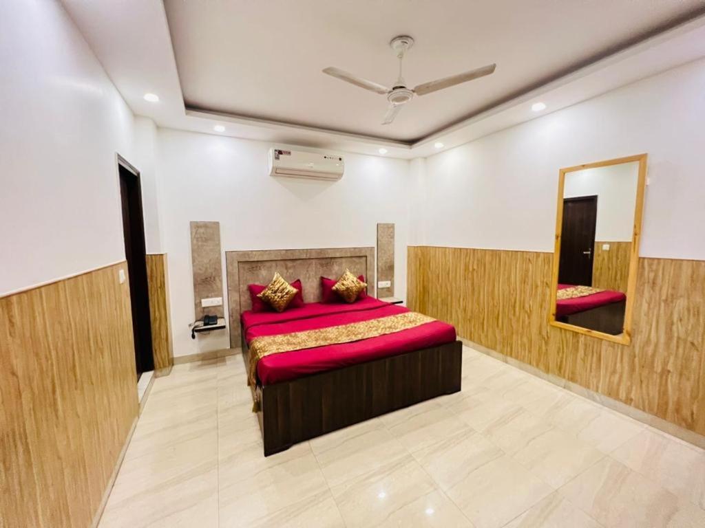 Schlafzimmer mit einem Bett und einem Spiegel in der Unterkunft Comfortable stay in Neu-Delhi