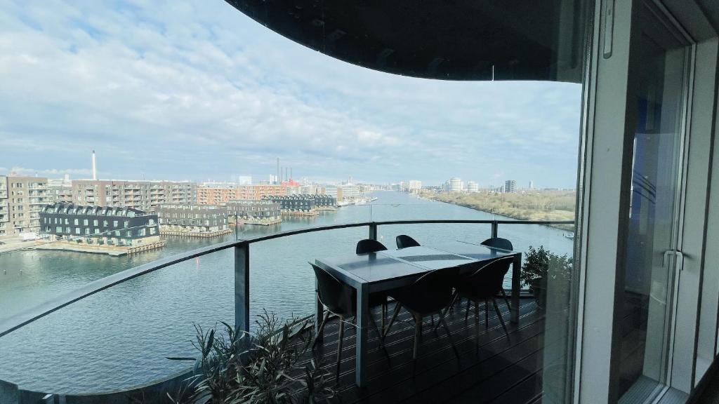 d'un balcon avec une table et une vue sur la rivière. dans l'établissement ApartmentInCopenhagen Apartment 1591, à Copenhague