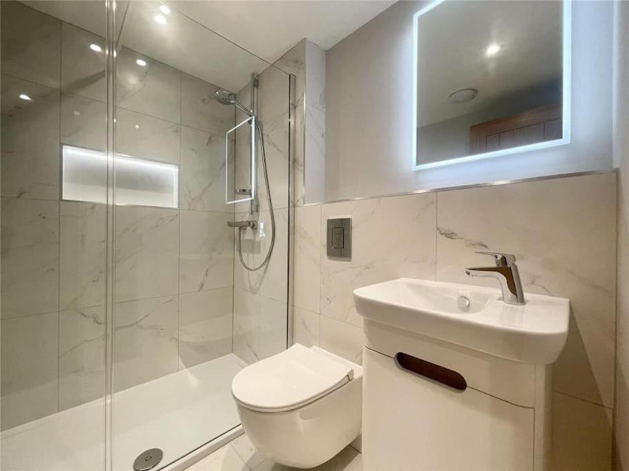 een badkamer met een douche, een toilet en een wastafel bij Town Center Duplex 6 in Harrogate