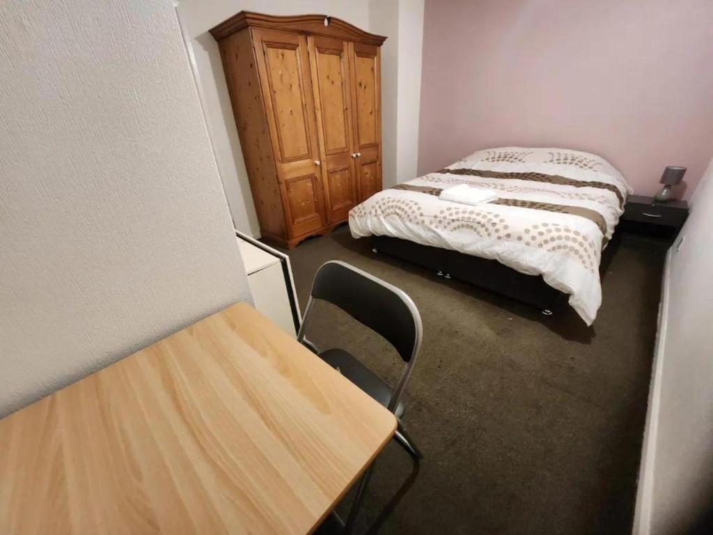 Katil atau katil-katil dalam bilik di Double Bedroom TDB Greater Manchester