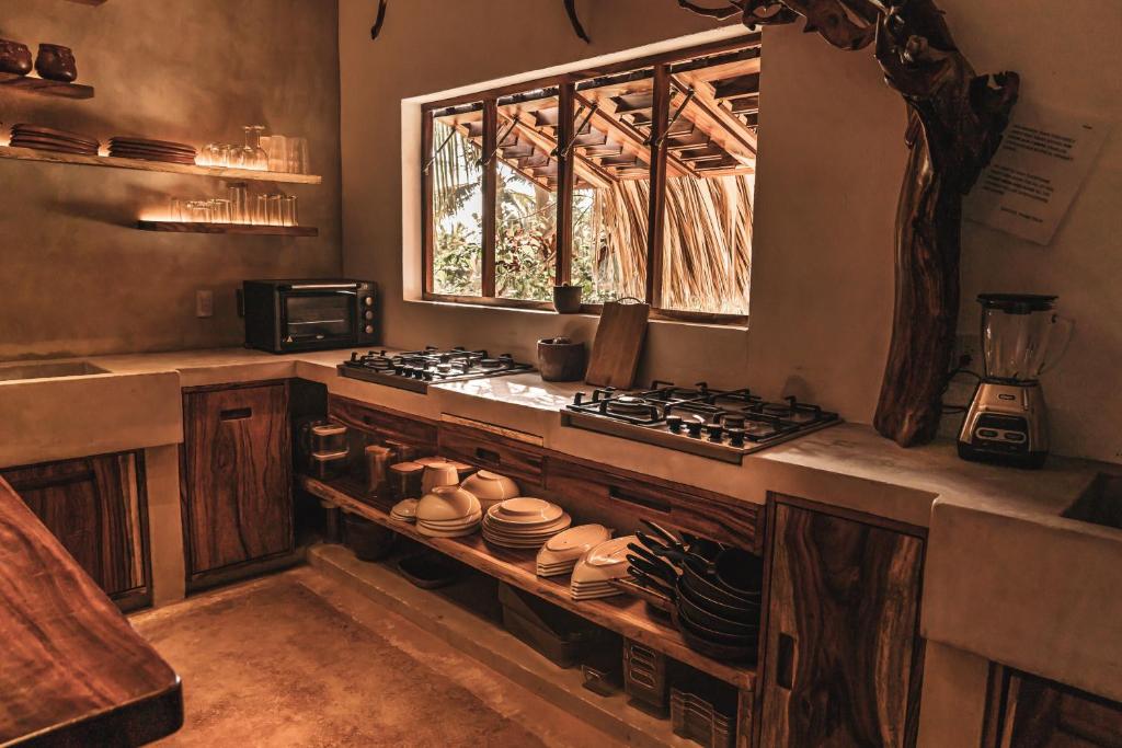 Casa Chula Hotel Boutique Frente al Mar في Tierra Blanca: مطبخ مع موقد ونافذة