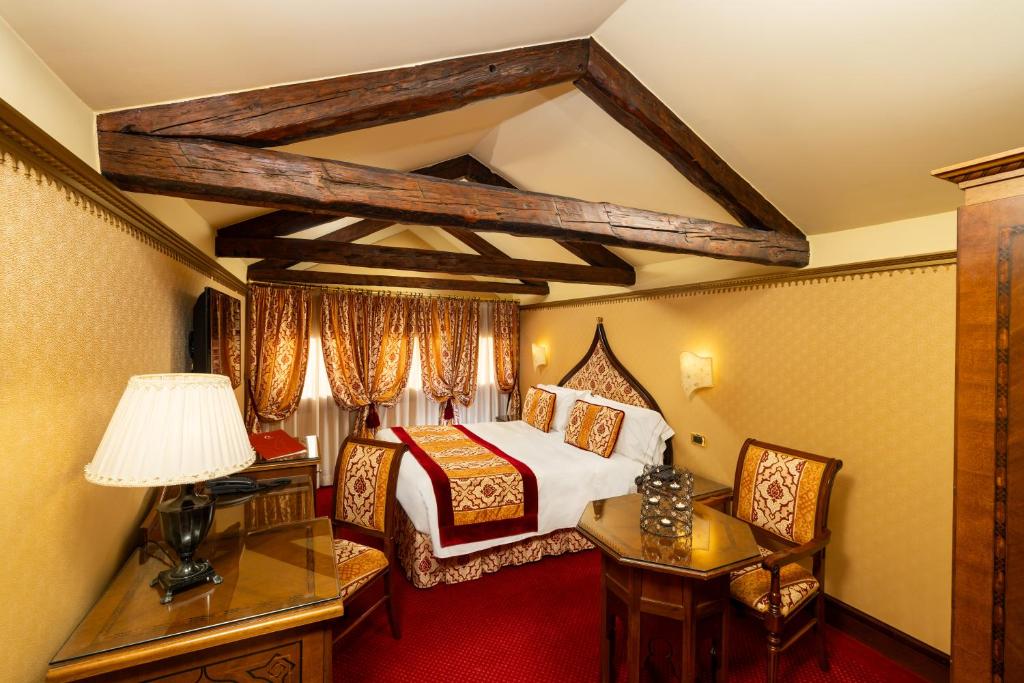 
Junior Suite with Canal View
