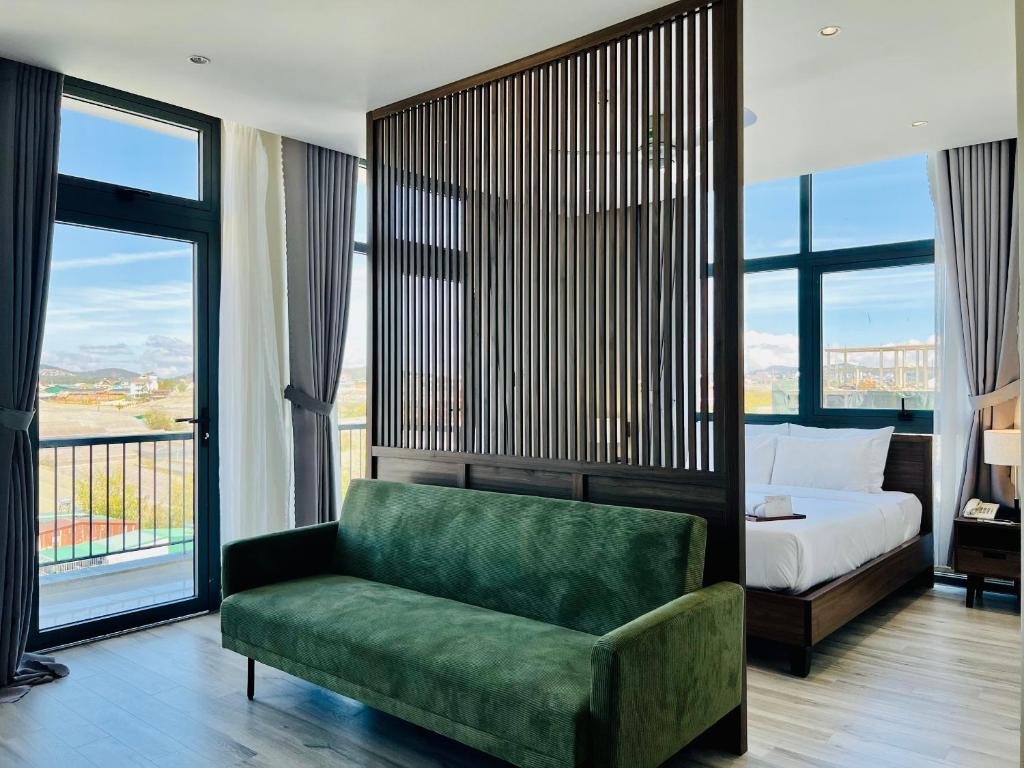 Postel nebo postele na pokoji v ubytování Canary Dalat Hotel