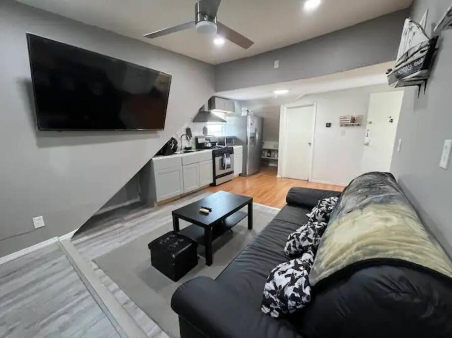 sala de estar con sofá y TV de pantalla plana en Cozy apartment 2 bedrooms, en Hillside