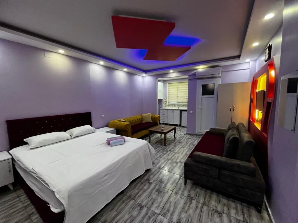 SeyhanにあるGRAND CLOVER SUİTのベッドルーム1室(白いベッド1台、ソファ付)、