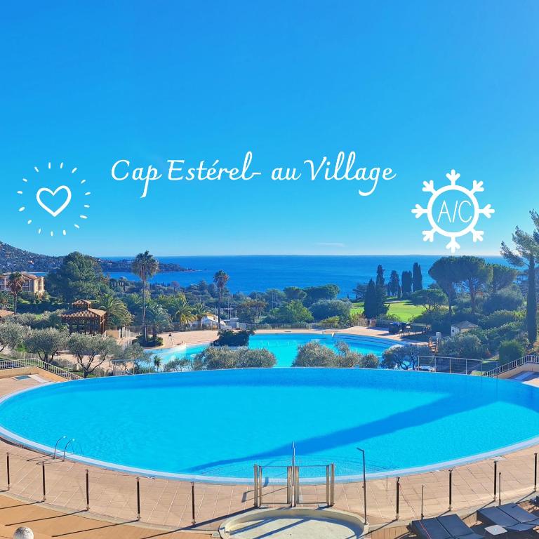 - une grande piscine dans un complexe avec les mots « bonnet estel » sur le village dans l'établissement T2 Cosy et climatisé Cap Estérel, à Saint-Raphaël