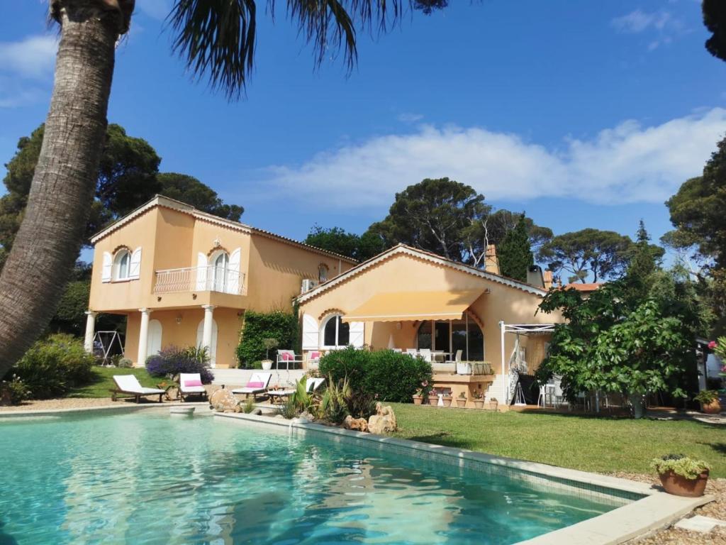 une maison avec une piscine devant dans l'établissement Villa Lou Penequet, à Saint-Aygulf
