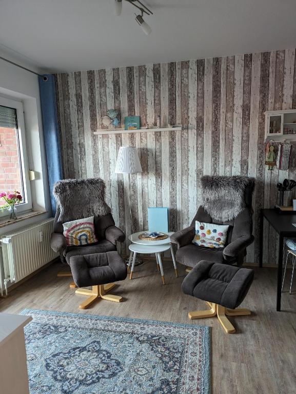 a living room with two chairs and a table at Kleine Seenadel in Dornumersiel