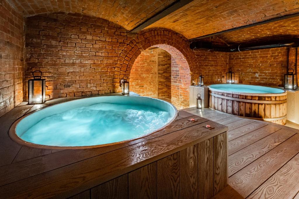 une grande salle de bains avec 2 jacuzzi dans l'établissement Harbour Hotel & Spa Brighton, à Brighton et Hove