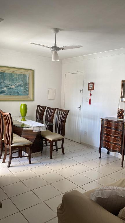 a living room with a table and chairs at Lar puro aconchego ambiente interativo climatizado e compartilhado in Aracaju