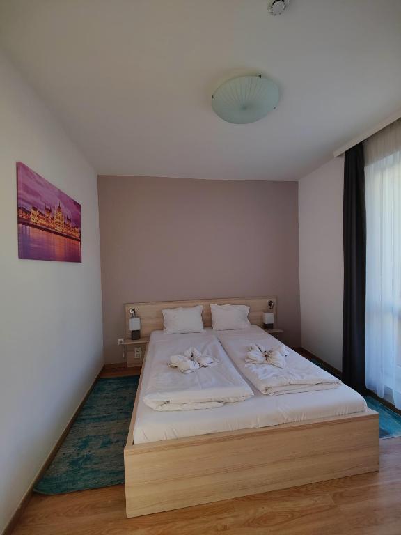 Posteľ alebo postele v izbe v ubytovaní Corvin Plaza Apartments & Suites