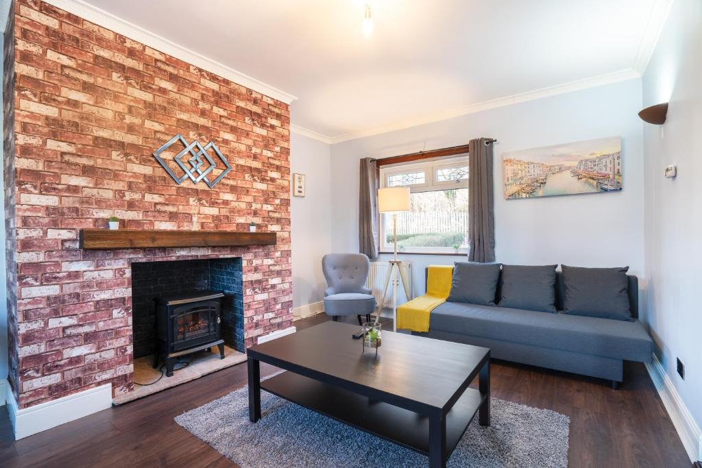 A seating area at Stylish 3 Bed House-Free Parking