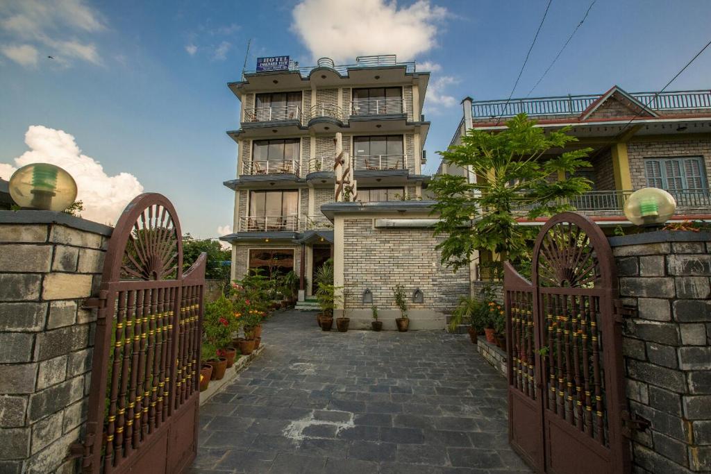 een poort naar een huis met een gebouw op de achtergrond bij Hotel Pokhara View backup in Pokhara