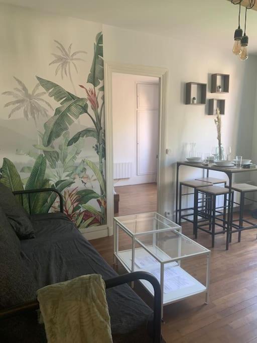 un salon avec un canapé et une table dans l'établissement Pantin Paris, à Pantin