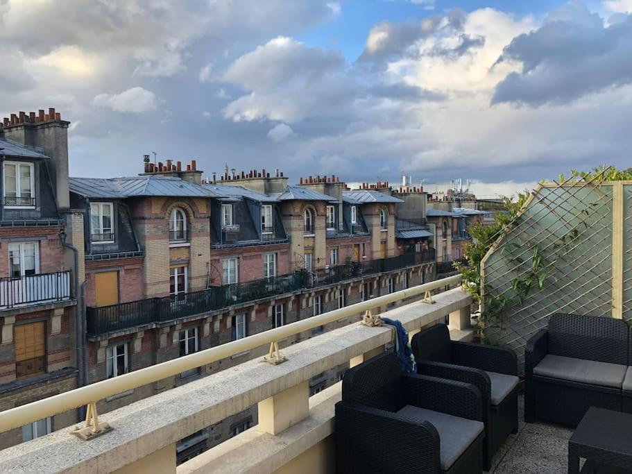 une vue d'une ville depuis le toit d'un immeuble dans l'établissement Terrasse avec Vue, à Paris