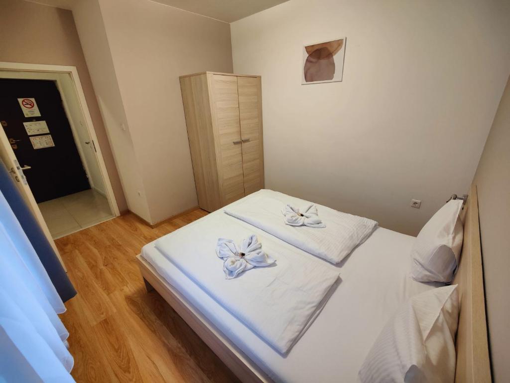 Posteľ alebo postele v izbe v ubytovaní Corvin Plaza Apartments & Suites