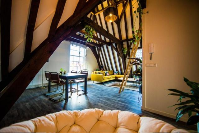 een woonkamer met een bank en een tafel bij Torenkamer Middelburgh in Middelburg