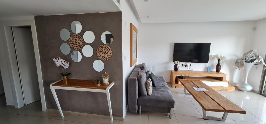 TV a/nebo společenská místnost v ubytování Amdar Holiday Apartments with private pools
