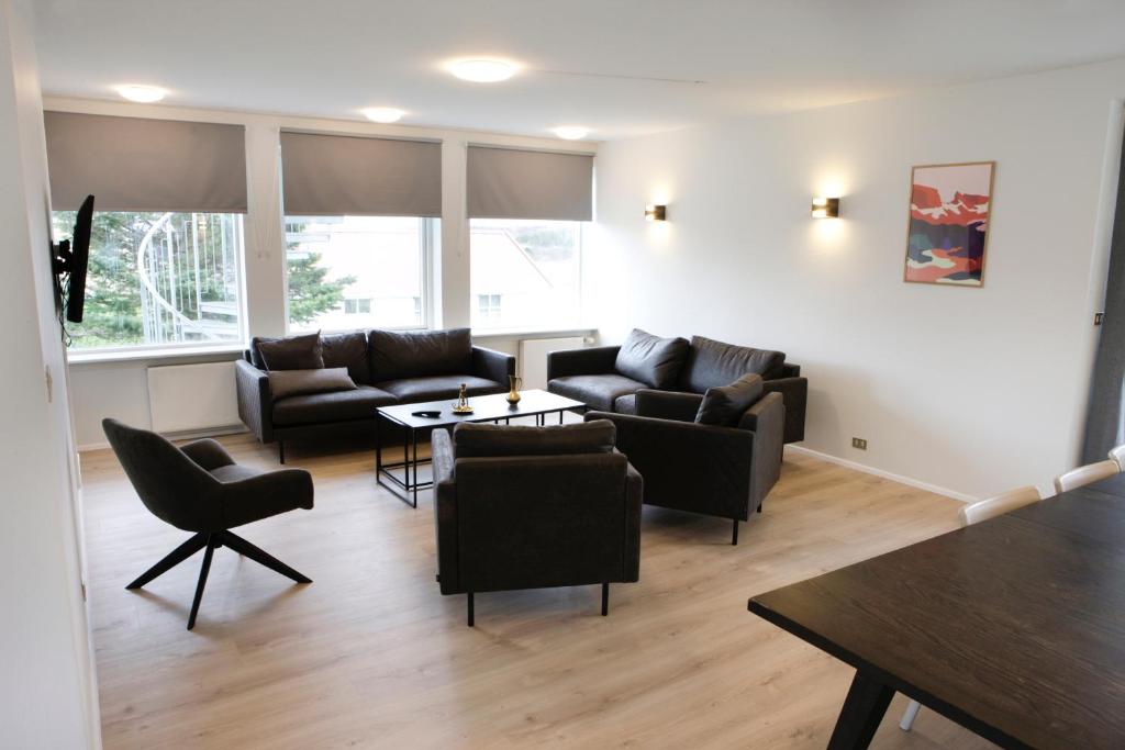 sala de estar con sofás y mesa en Eiðar - Apartments, en Eiðar