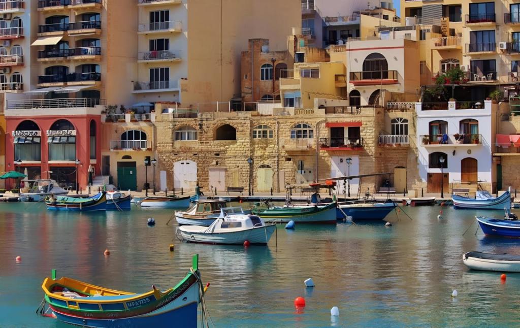 eine Gruppe von Booten mit Gebäuden im Wasser in der Unterkunft Bookarest Hostel Malta in St Julian's