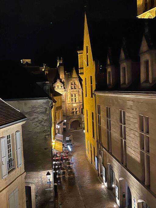 - une vue sur une rue de la ville la nuit dans l'établissement APPARTEMENT CENTRE MEDIEVAL SPACIEUX AVEC ASCENSEUR, La suite cosy de la boëtie, à Sarlat-la-Canéda