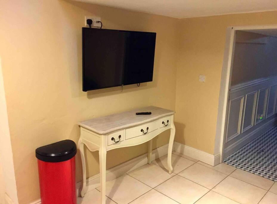 TV a/nebo společenská místnost v ubytování The Sardinian Guesthouse (6 Bedrooms)