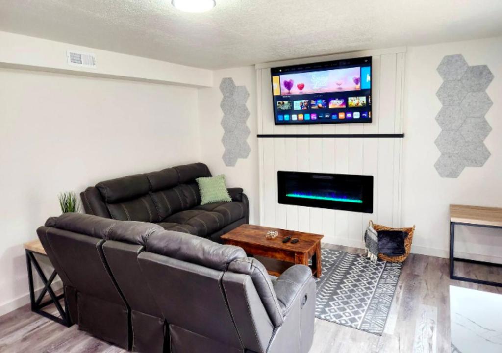 salon z kanapą i telewizorem z płaskim ekranem w obiekcie Modern 2 Bed One Bath At West Side w Nowym Jorku