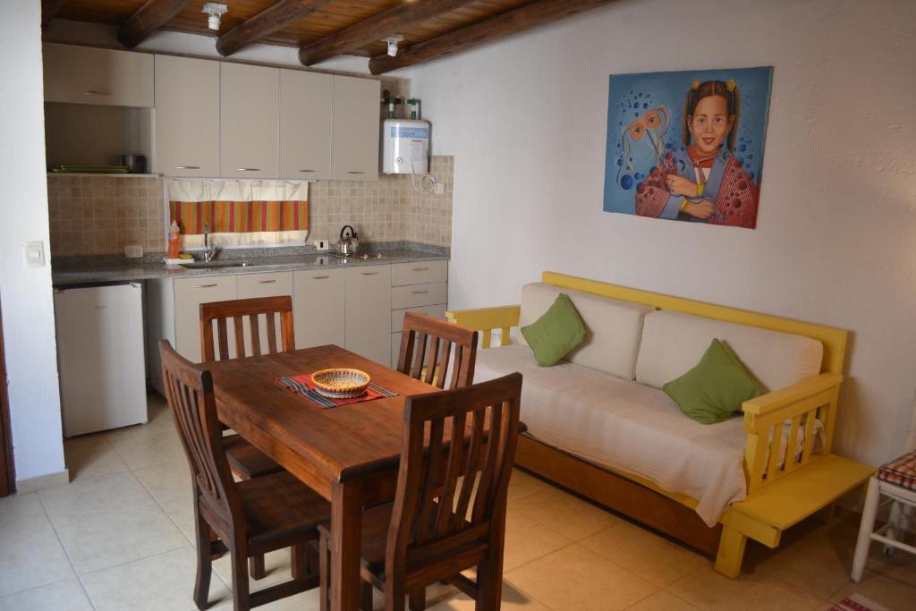 sala de estar con sofá y mesa en Lofts Las Margaritas en Mendoza