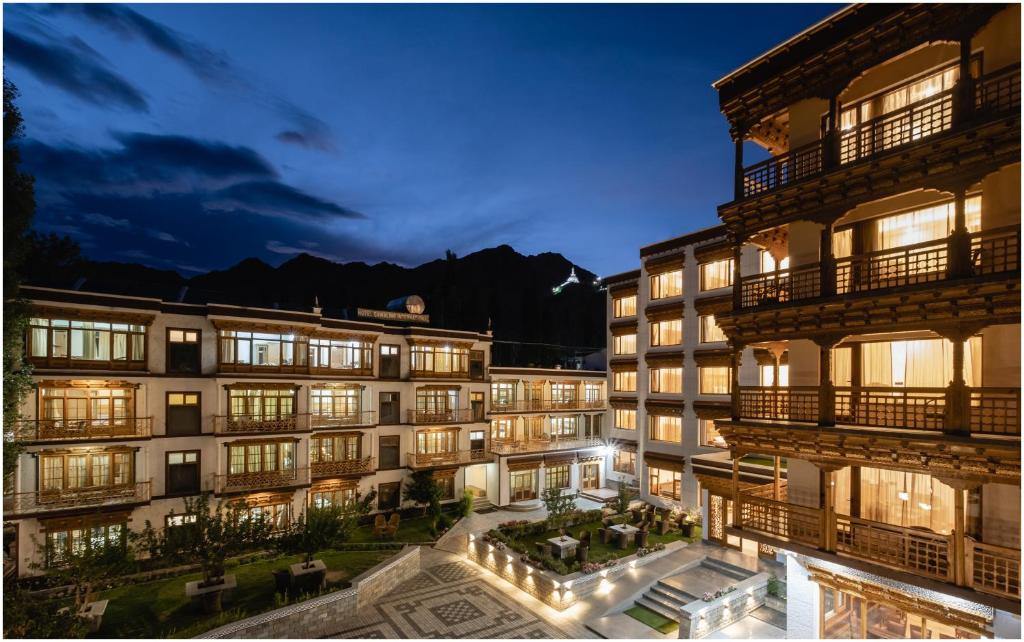 - une vue sur un bâtiment la nuit dans l'établissement The Gawaling ladakh, à Leh