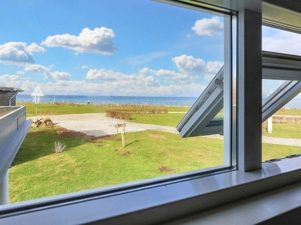 una ventana con vistas al océano desde una casa en Holiday home Bogense XLV, en Bogense