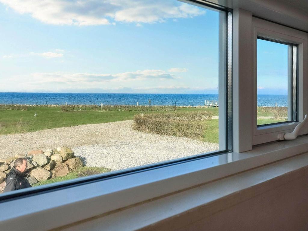 een raam met uitzicht op de oceaan bij Holiday home Bogense XLVIII in Bogense