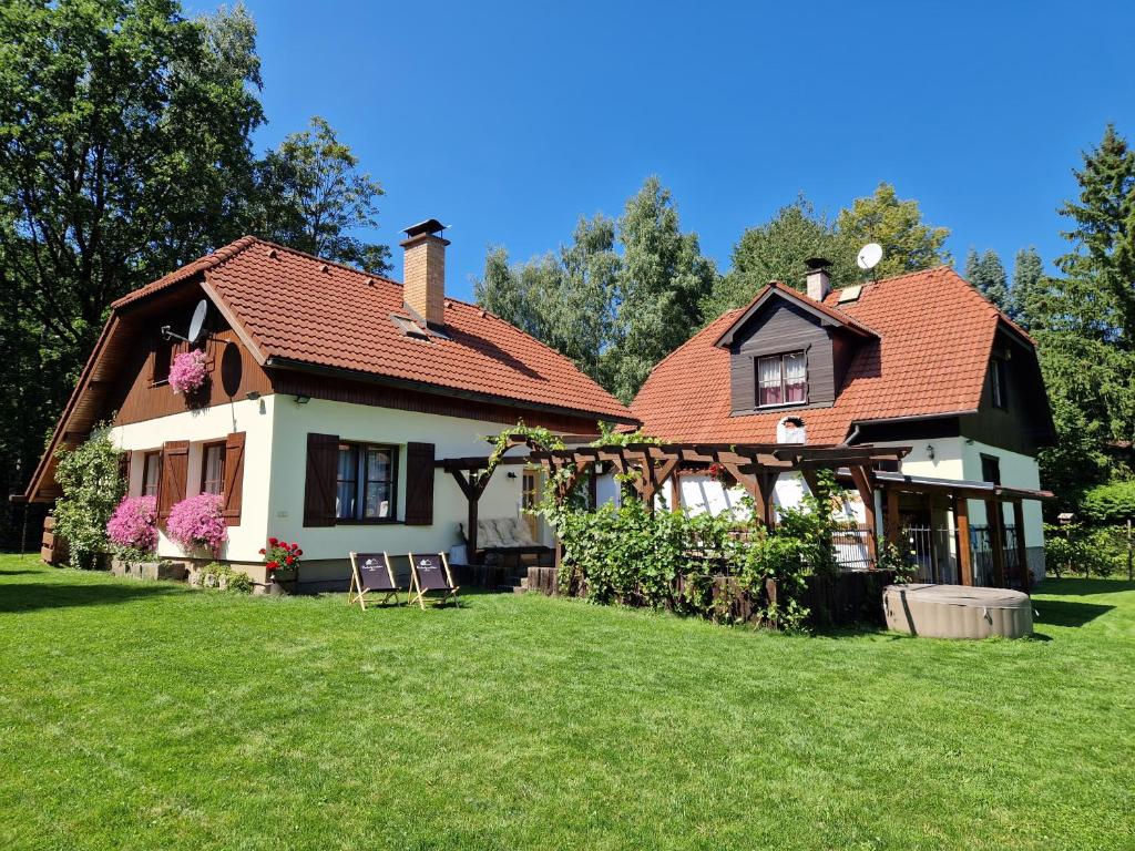 Ogród w obiekcie Chaloupka u řeky