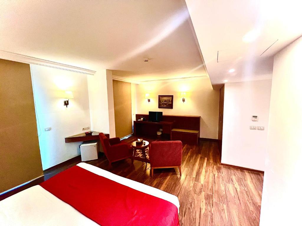Postel nebo postele na pokoji v ubytování King Suites Hotel