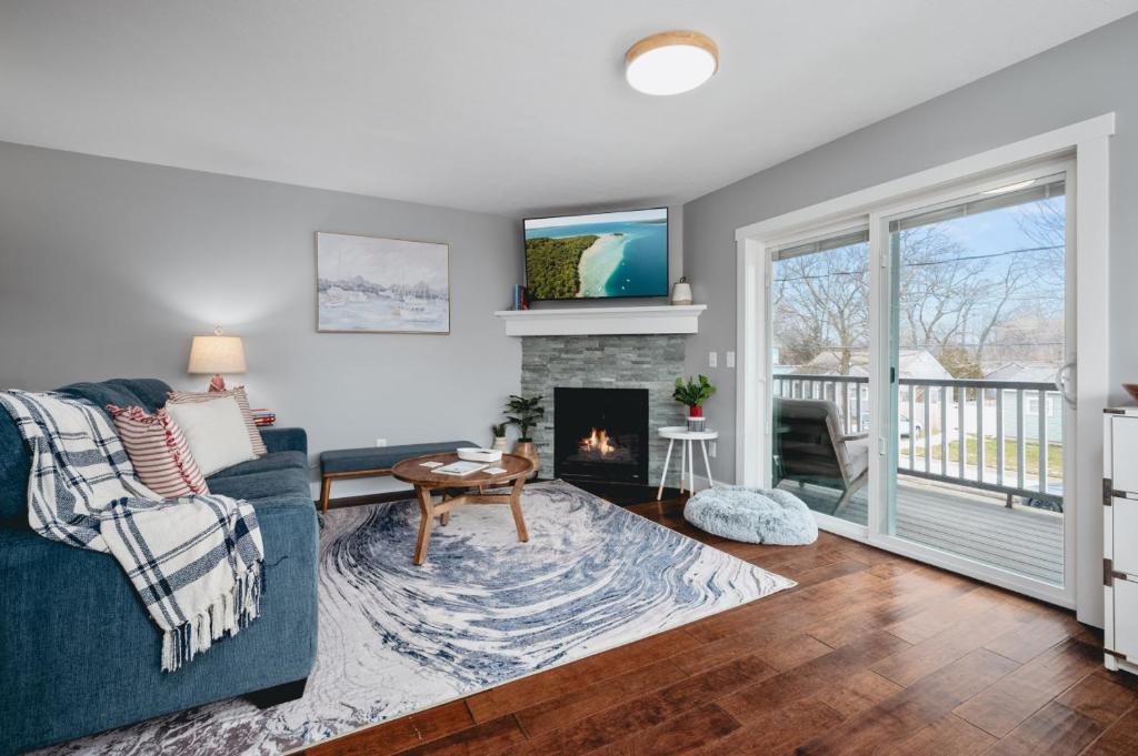 Una sala de estar con un sofá y una chimenea. en 962 Townhouse 3BR Near Downtown Beaches and Wineries, en Traverse City