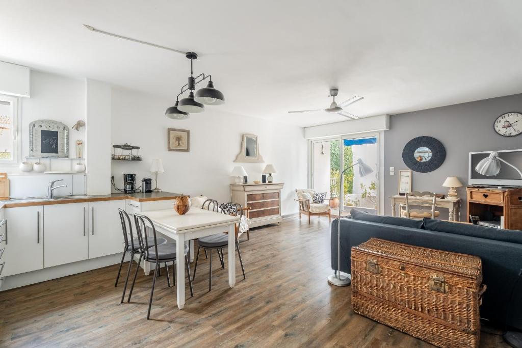 une cuisine et un salon avec une table et un canapé dans l'établissement Le Kallisté par Dodo à Cassis, à Cassis