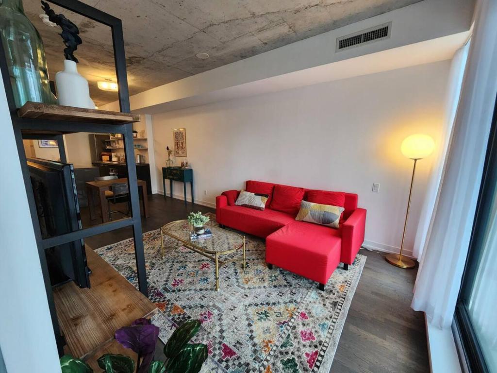 Posezení v ubytování Chic 1BDR Loft with Office Space-Heart of Toronto