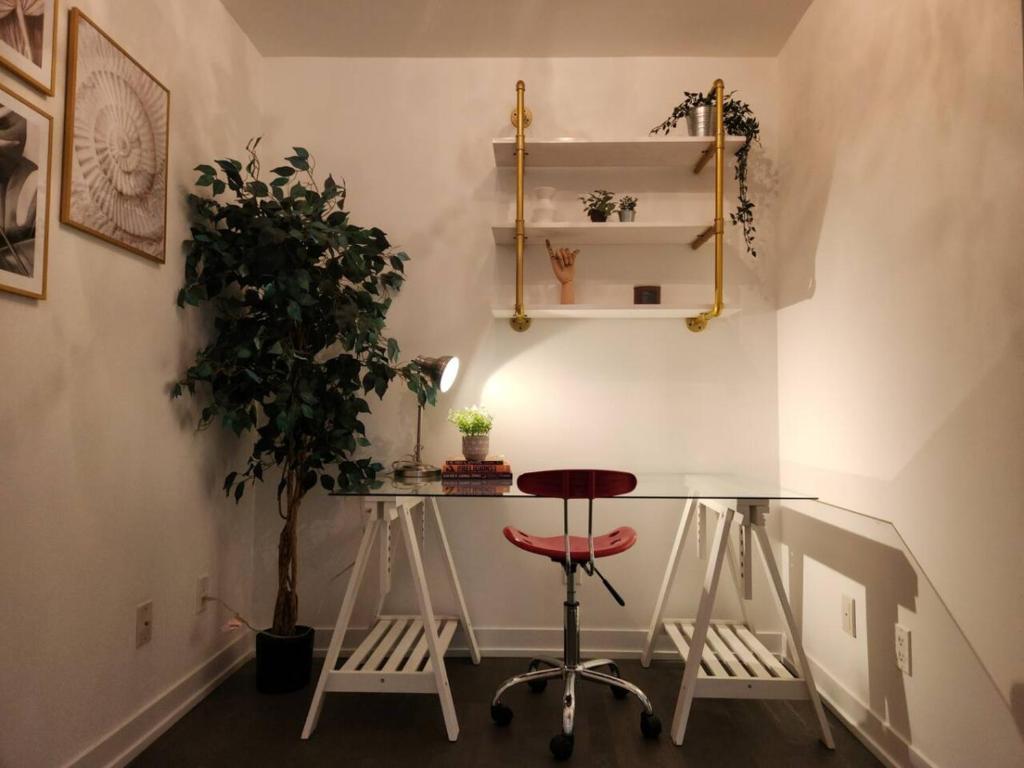 Fotografie z fotogalerie ubytování Chic 1BDR Loft with Office Space-Heart of Toronto v destinaci Toronto