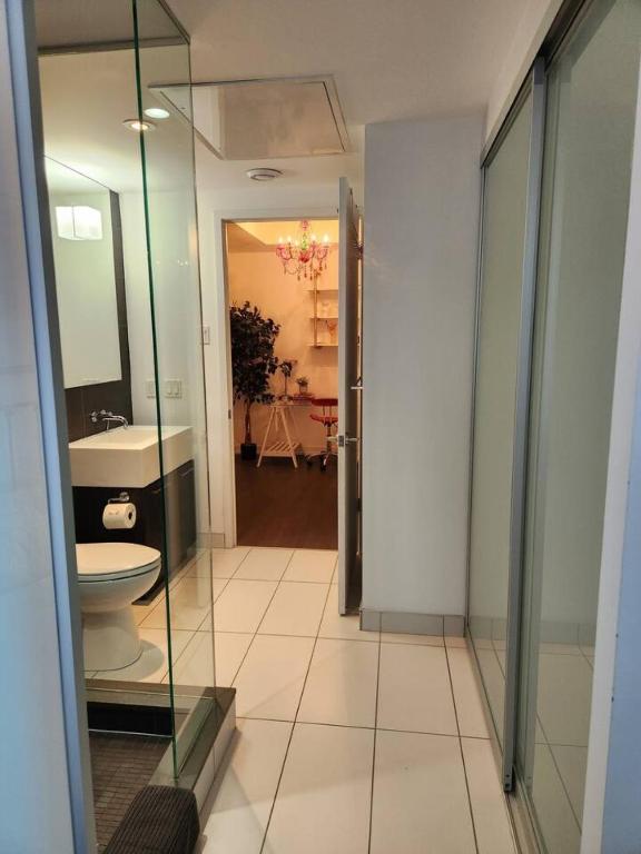 Koupelna v ubytování Chic 1BDR Loft with Office Space-Heart of Toronto