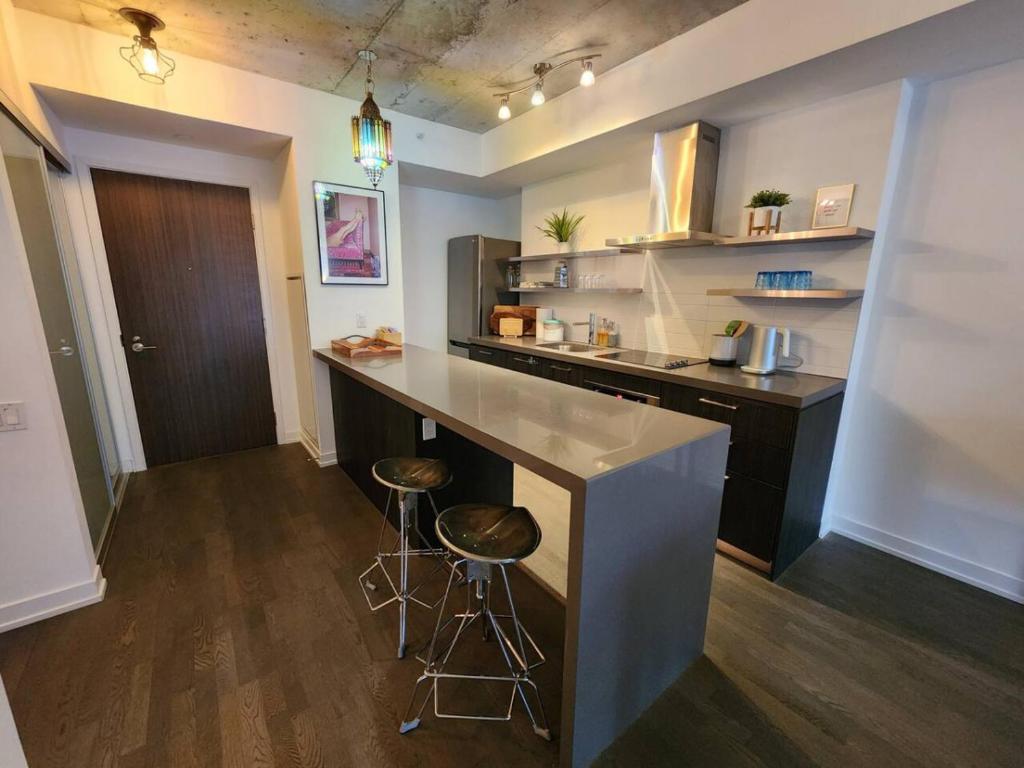 Kuchyň nebo kuchyňský kout v ubytování Chic 1BDR Loft with Office Space-Heart of Toronto