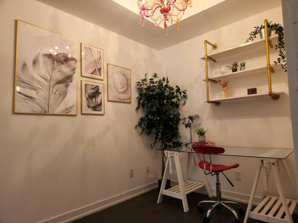 Fotografie z fotogalerie ubytování Chic 1BDR Loft with Office Space-Heart of Toronto v destinaci Toronto