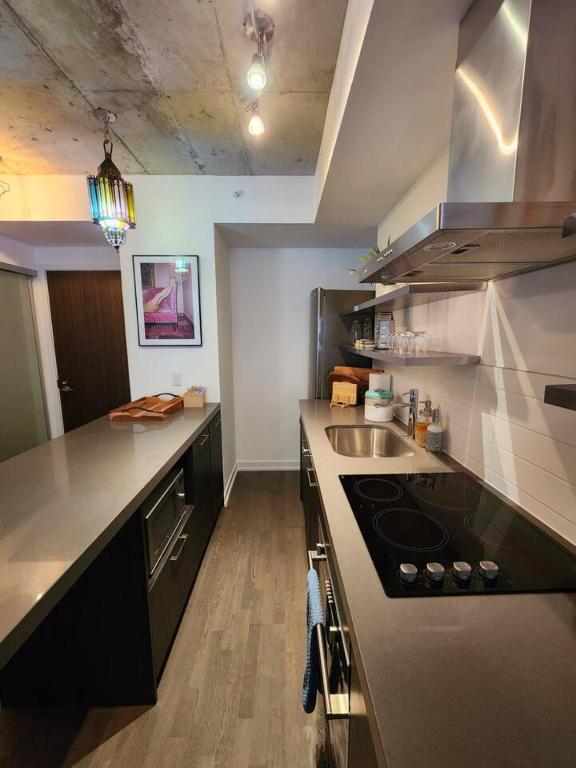 Kuchyň nebo kuchyňský kout v ubytování Chic 1BDR Loft with Office Space-Heart of Toronto