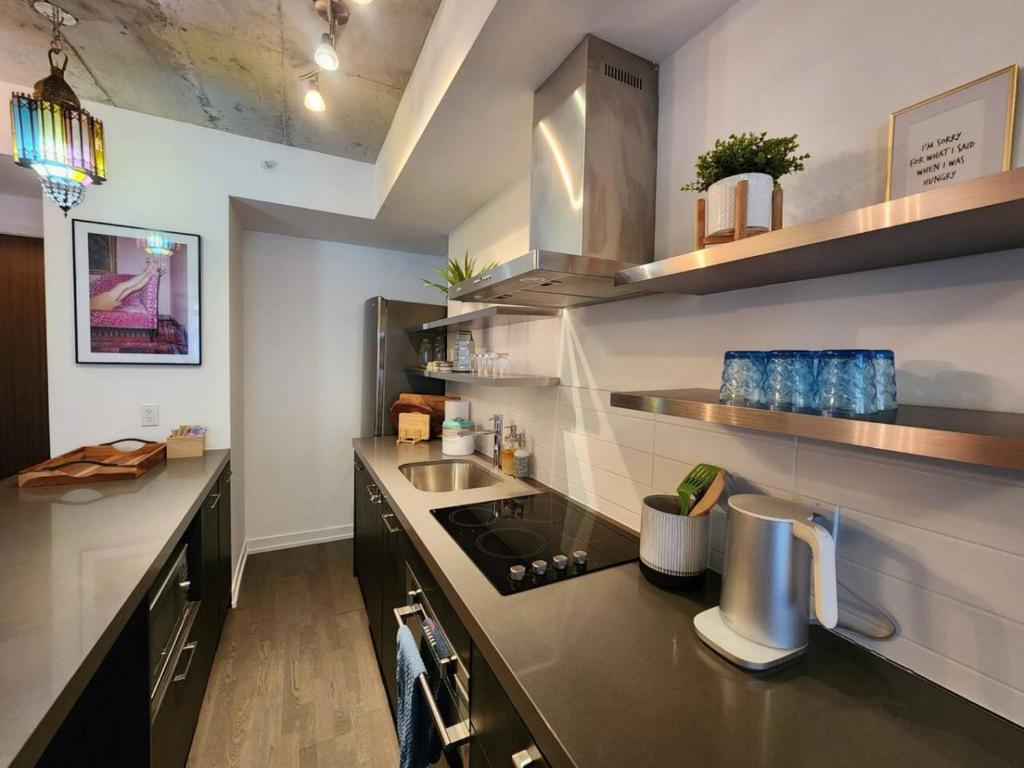 Kuchyň nebo kuchyňský kout v ubytování Chic 1BDR Loft with Office Space-Heart of Toronto