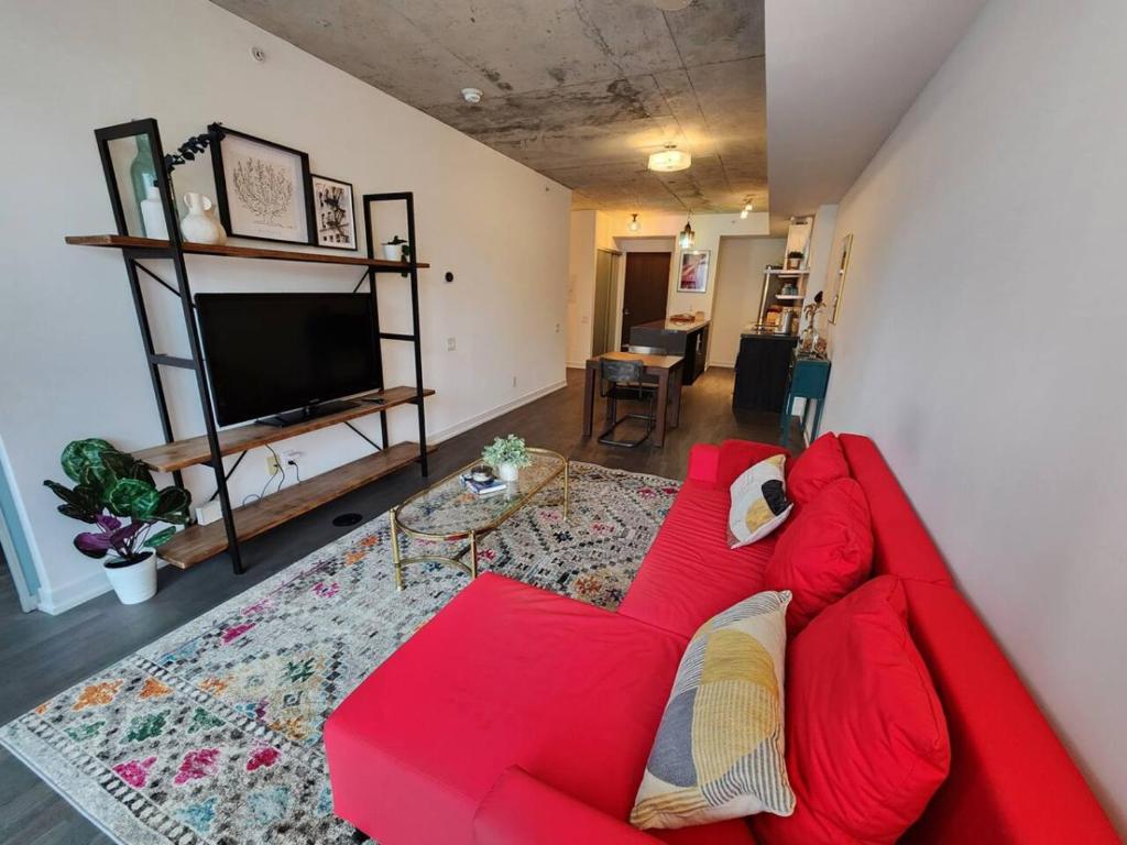 TV a/nebo společenská místnost v ubytování Chic 1BDR Loft with Office Space-Heart of Toronto