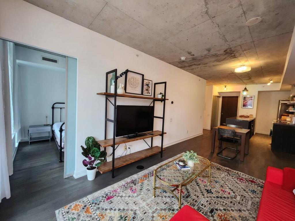 TV a/nebo společenská místnost v ubytování Chic 1BDR Loft with Office Space-Heart of Toronto