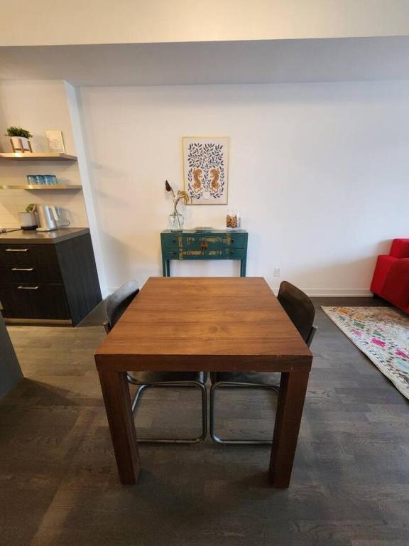 Kuchyň nebo kuchyňský kout v ubytování Chic 1BDR Loft with Office Space-Heart of Toronto