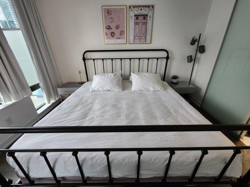 Postel nebo postele na pokoji v ubytování Chic 1BDR Loft with Office Space-Heart of Toronto