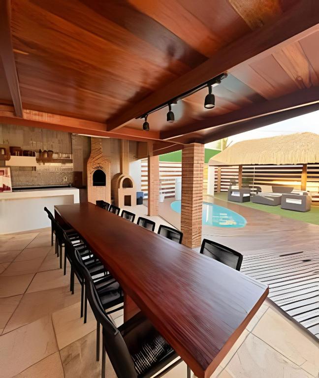 a large dining room with a long table and chairs at Casa de Praia Tibau-RN in Tibau