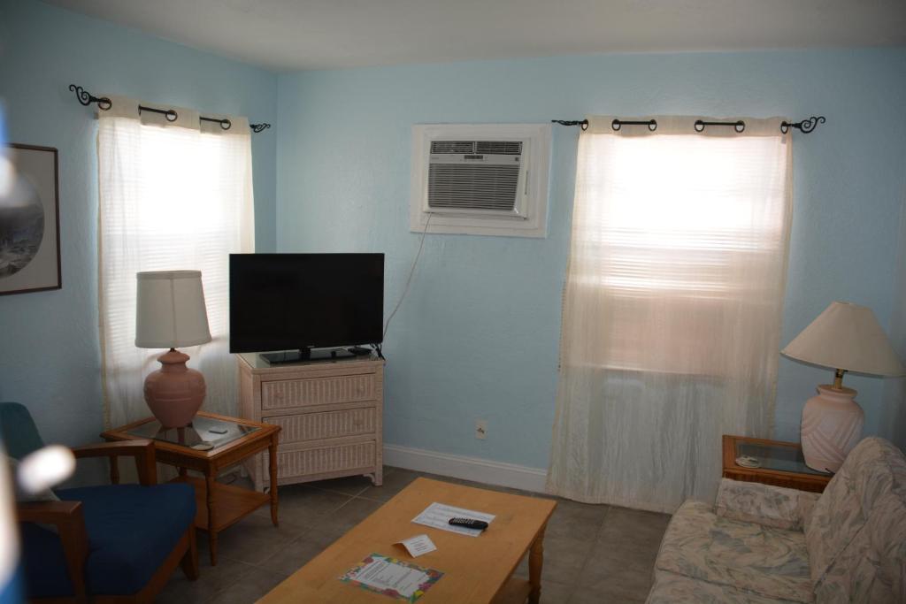 TV a/nebo společenská místnost v ubytování Oceanfront Sea Scape Motel
