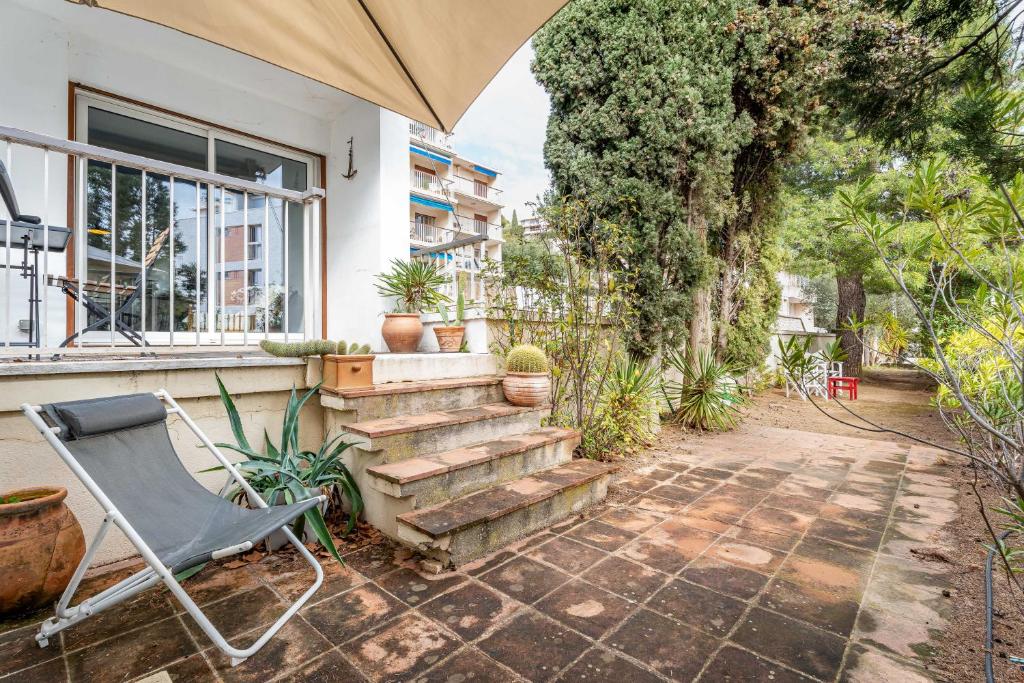 une terrasse avec une chaise et des escaliers en face d'une maison dans l'établissement Le Kallisté par Dodo à Cassis, à Cassis